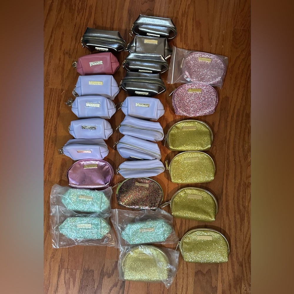 Tons of SeneGence Lip & Eyeshadow Kits in beautiful bags.